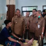 Pj. Bupati Sugiat Jenguk 12 Petugas KPPS yang Dirujuk ke Rumah Sakit